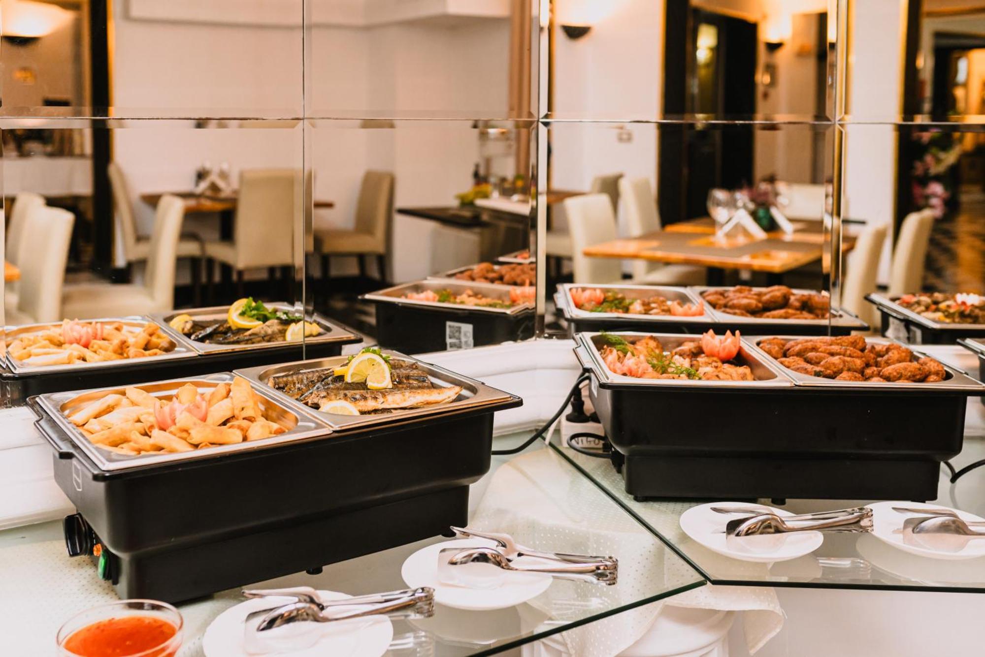 Vigo Hotel Плоешти Экстерьер фото