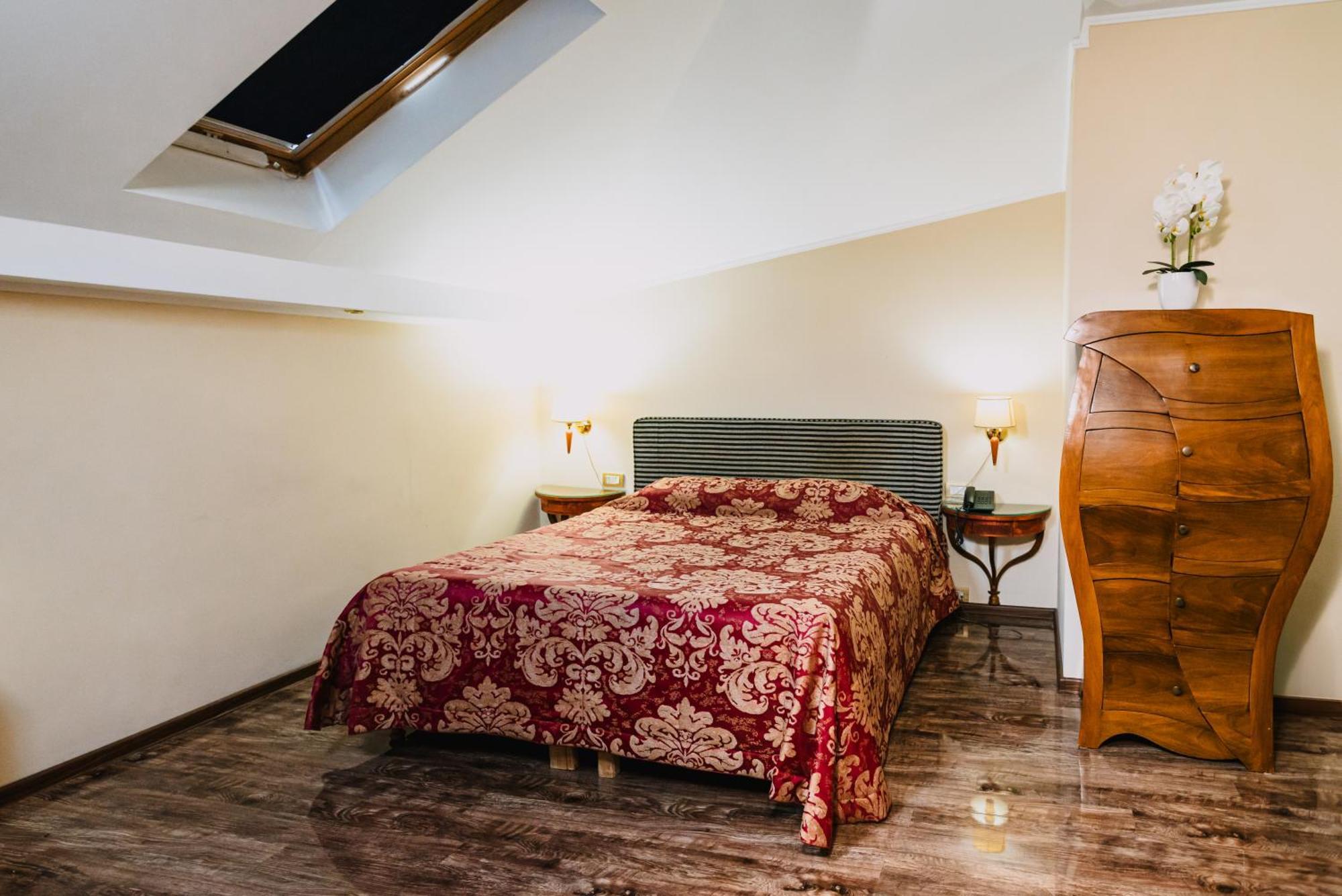 Vigo Hotel Плоешти Экстерьер фото