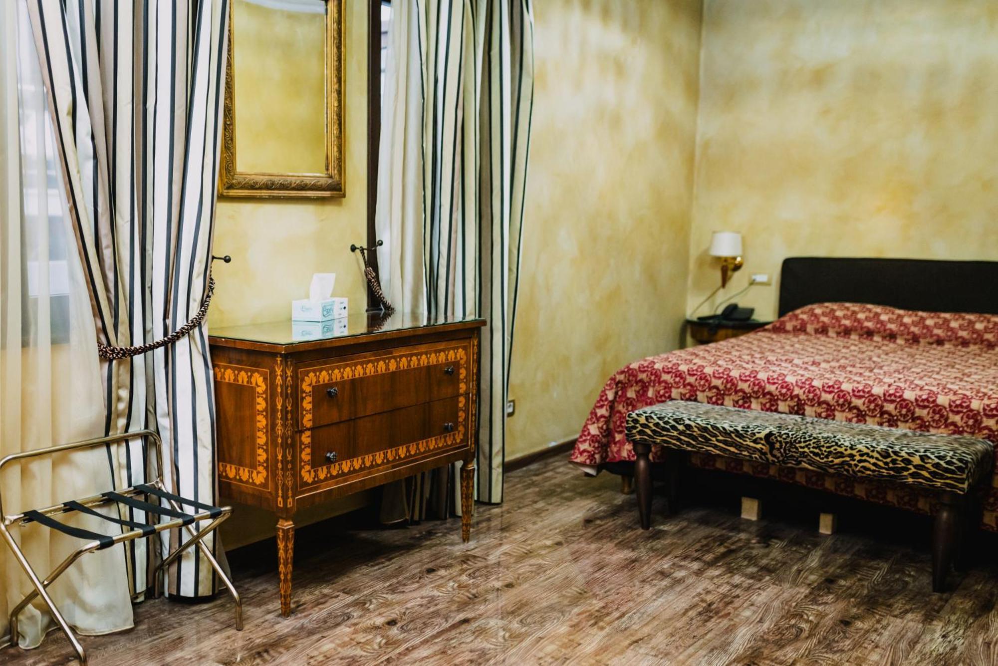 Vigo Hotel Плоешти Экстерьер фото