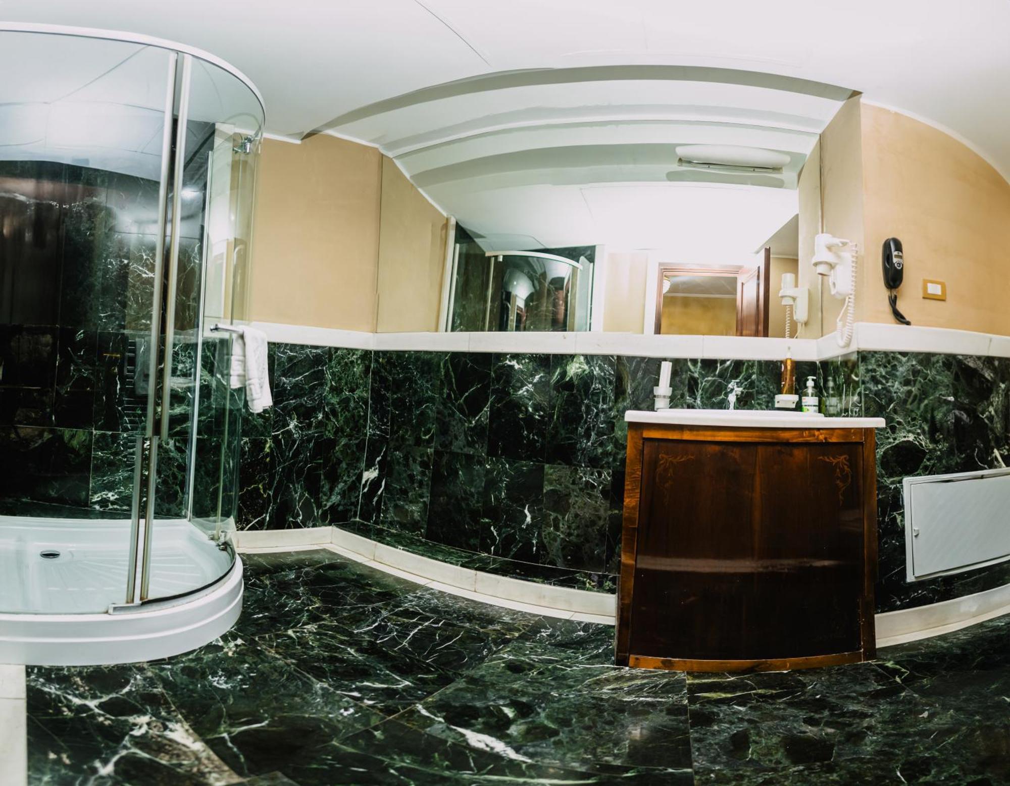 Vigo Hotel Плоешти Экстерьер фото