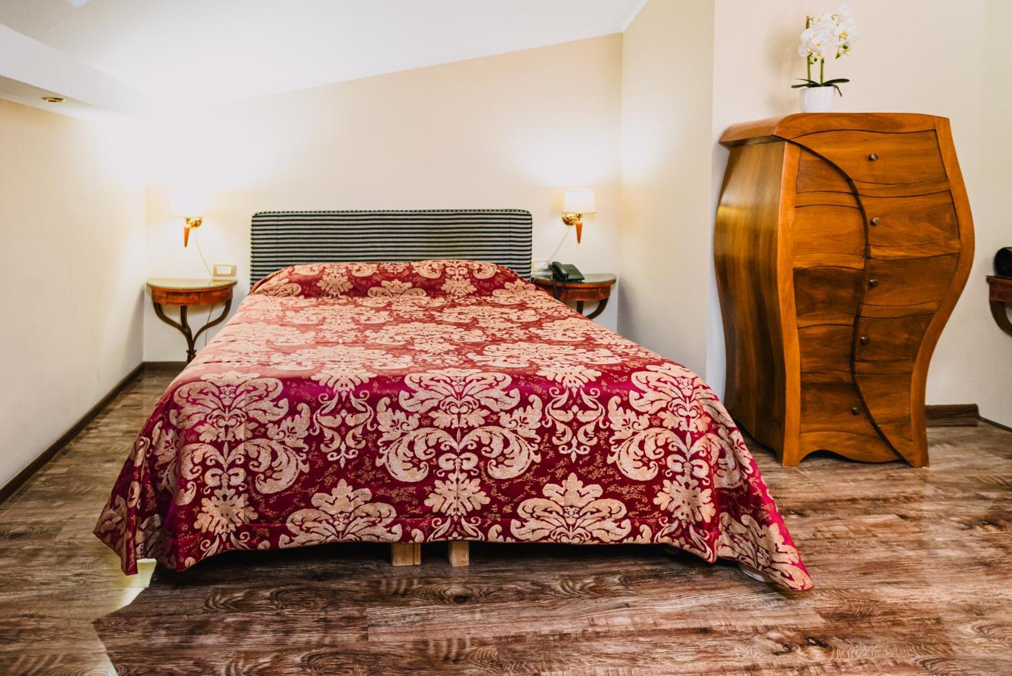 Vigo Hotel Плоешти Экстерьер фото