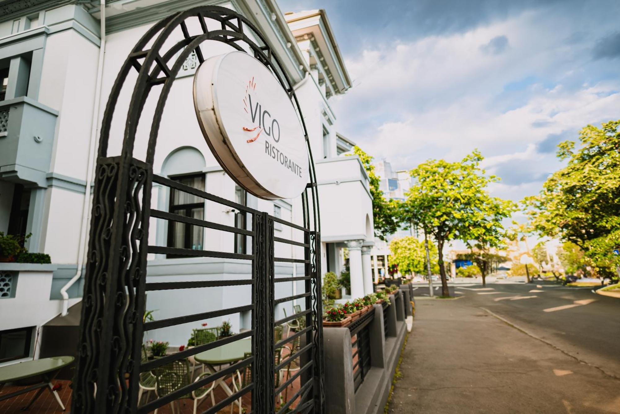 Vigo Hotel Плоешти Экстерьер фото