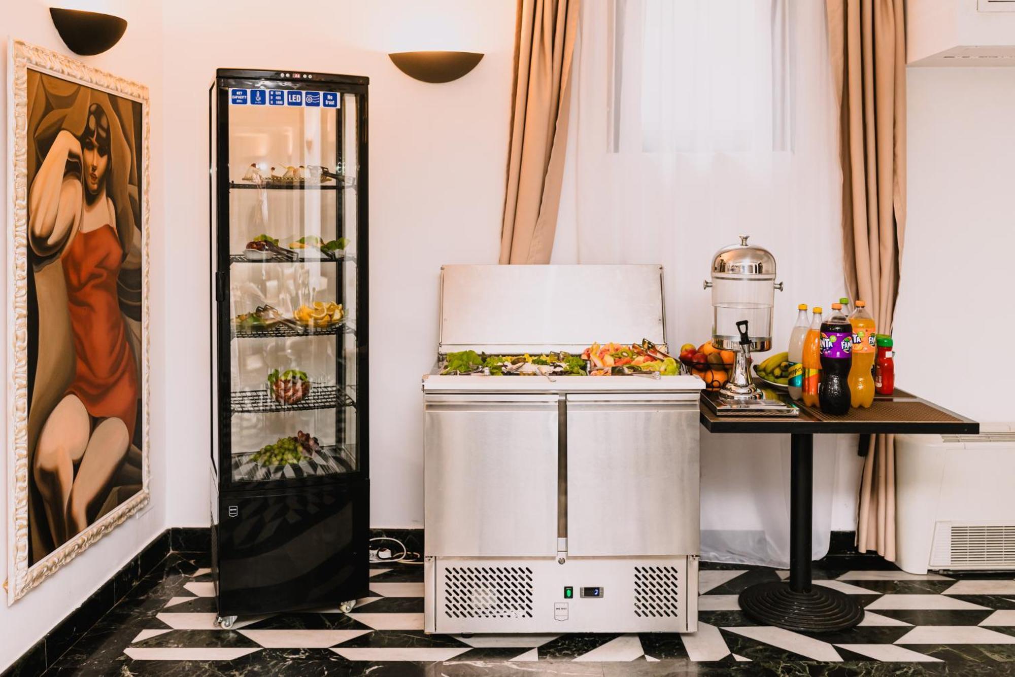 Vigo Hotel Плоешти Экстерьер фото