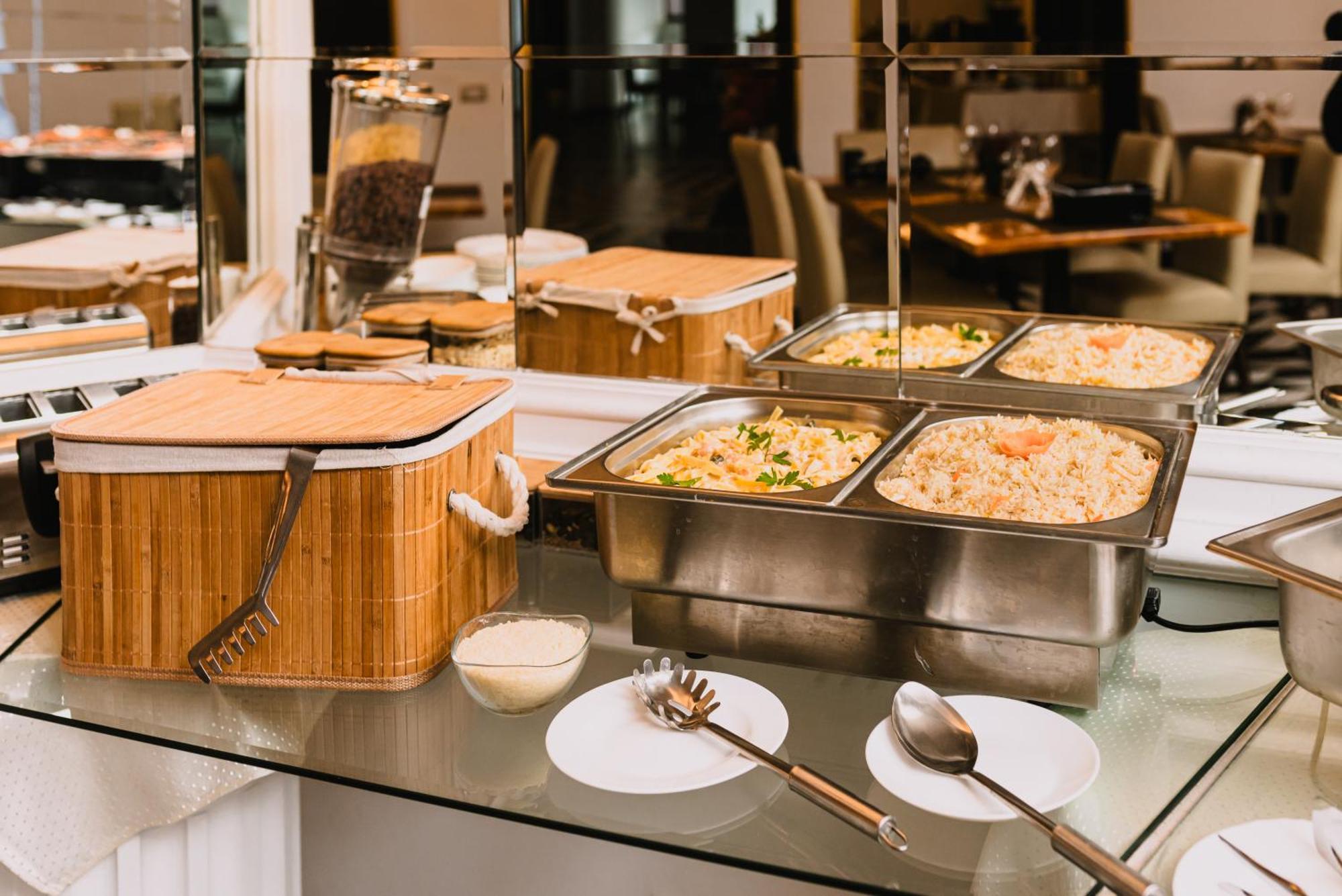 Vigo Hotel Плоешти Экстерьер фото